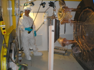 The class-100 clean room the cryostat is in.